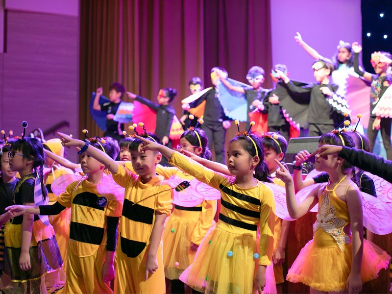 Primary students presenting the meaning of the Malaysia Flag during the Merdeka Assembly