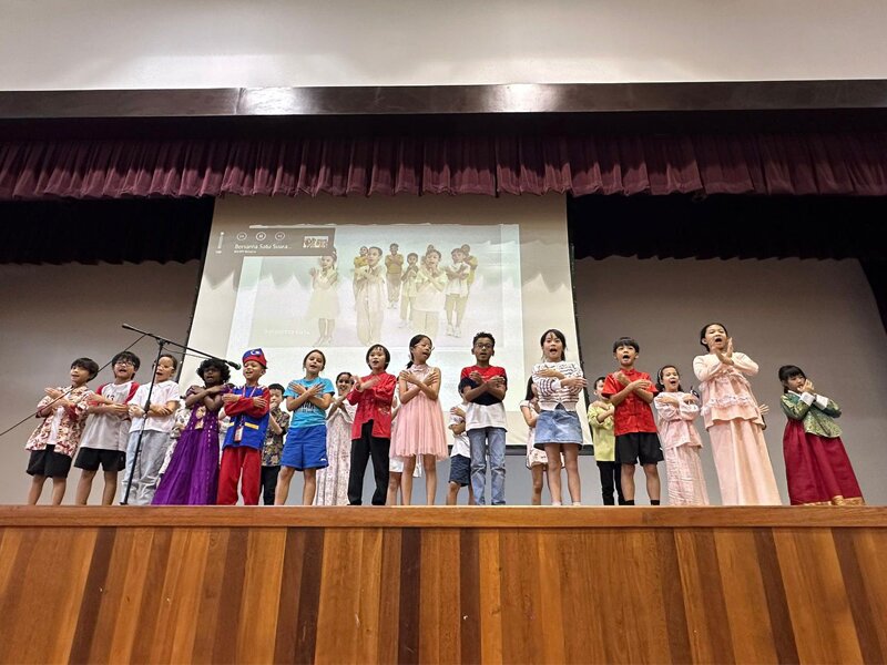 Primary Students presenting a Malaysian song during the Merdeka Assembly