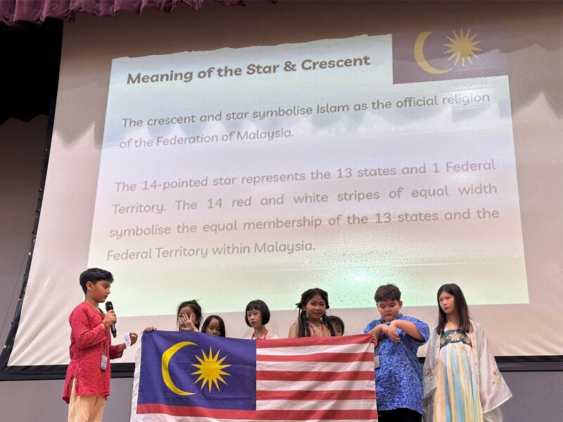 Primary students presenting the meaning of the Malaysia Flag during the Merdeka Assembly